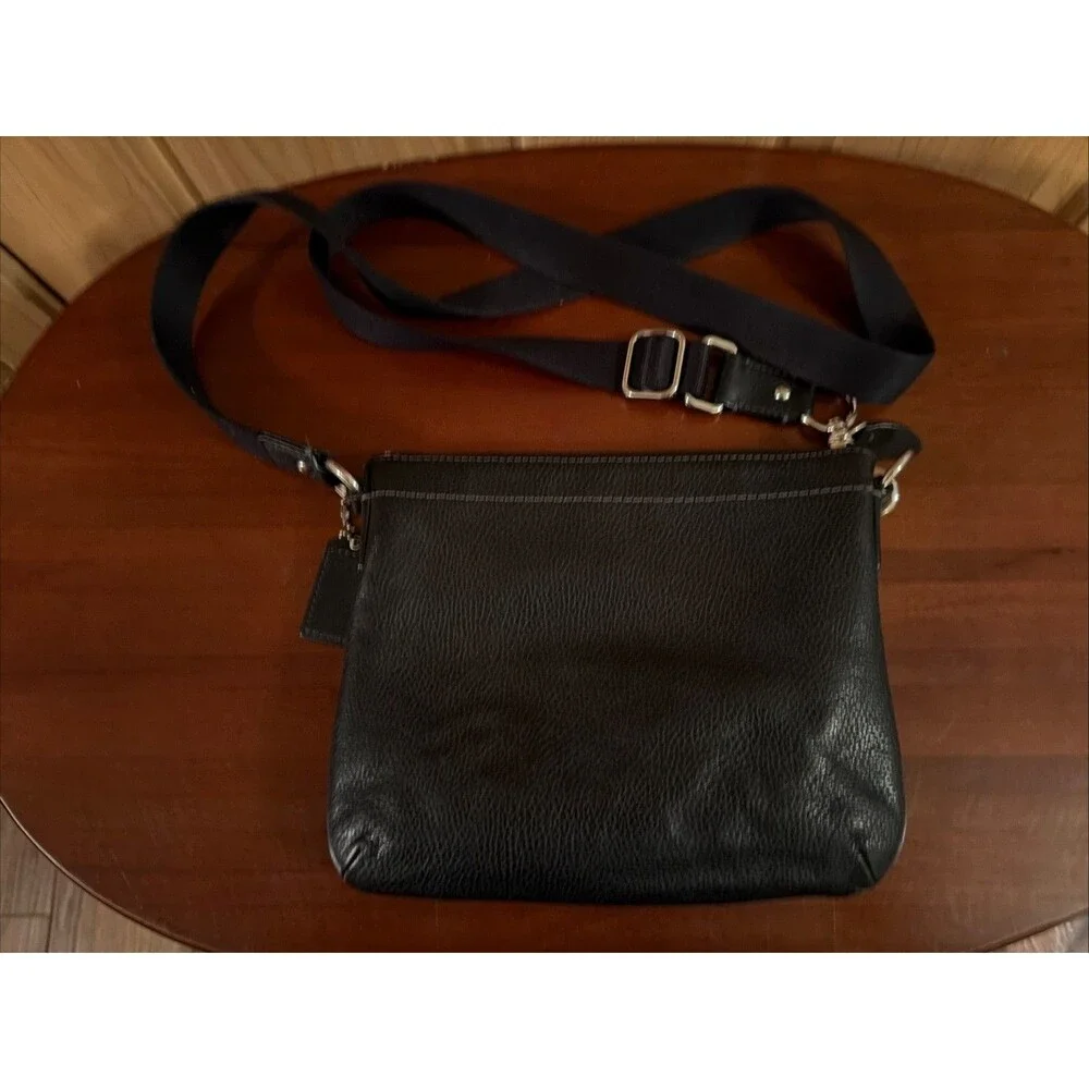 Coach Black Pebbled Leather Turn Lock Swingpack Crossbody Bag Purse. Great Cond!